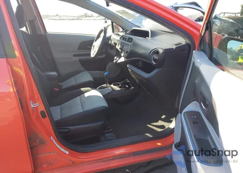 2013 Toyota Prius C Three из США, поврежденный, VIN JTDKDTB30D1040407